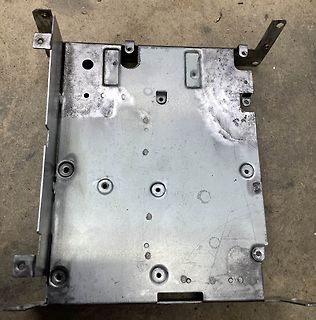 Metallgehäuse oder Metallblech mit Bohrungen