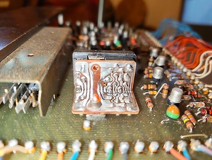 Nahaufnahme einer Leiterplatte mit elektronischen Bauteilen