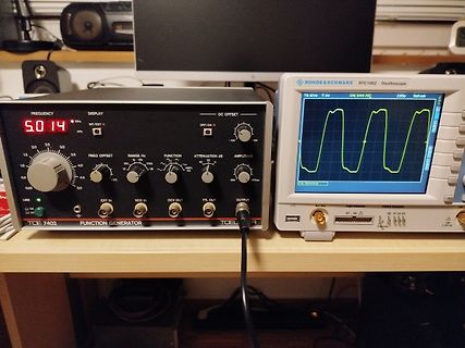 Funktionsgenerator und Oszilloskop auf Werkstatttisch