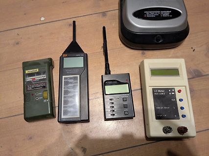 Verschiedene elektronische Messgeräte auf Holztisch