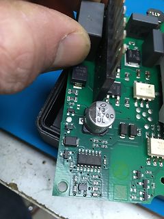 Nahaufnahme einer Leiterplatte mit elektronischen Bauteilen