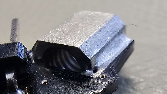 Nahaufnahme eines metallischen Bauteils auf Leiterplatte