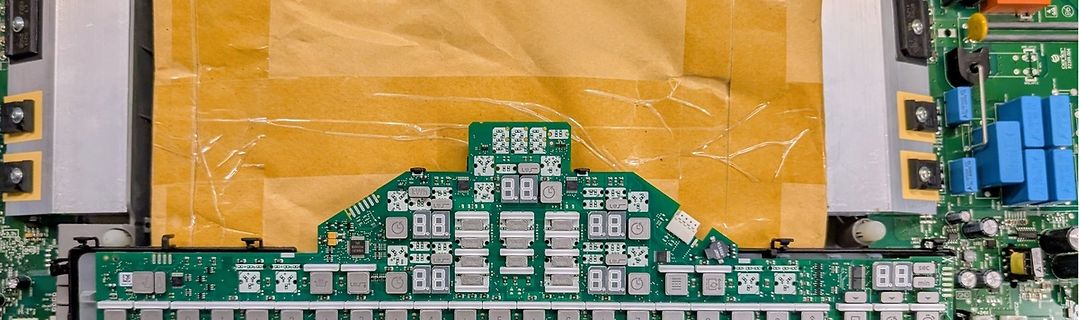 Nahaufnahme einer Leiterplatte mit Displaymodulen