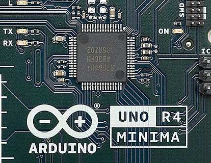 Nahaufnahme eines Arduino UNO R4 Minima Mikrocontrollers
