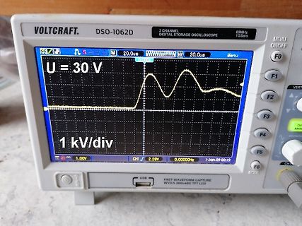 Abfotografiertes Oszilloskop mit Wellenform