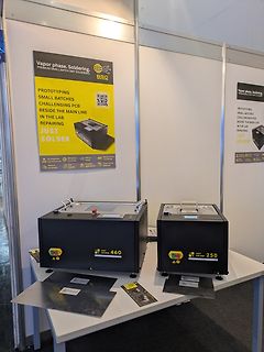 Zwei Just Solder Reflow-Öfen auf einem Tisch