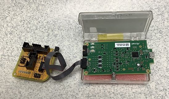 Zwei Leiterplatten mit Flachbandkabel verbunden