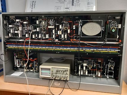 Aufbau eines Röhrenverstärkers mit Oszilloskop
