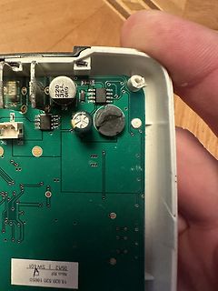 Geöffnetes Elektronikgerät mit Leiterplatte und Bauteilen