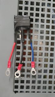 Drei Kabel mit Ringkabelschuhen