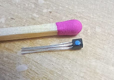 Transistor neben Streichholz zum Größenvergleich