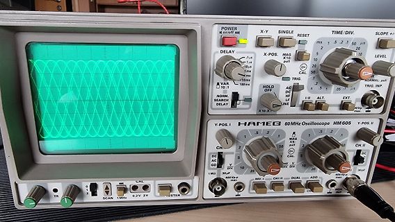 Hameg 60MHz Oszilloskop mit Sinuswellen