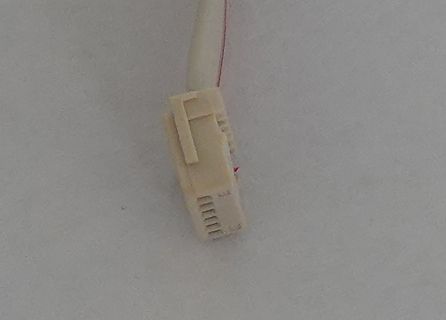 Weißer JST-Stecker mit Kabel