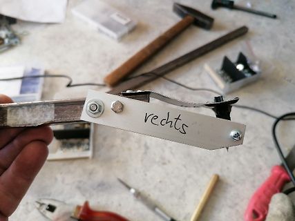 Metallbeschriftung mit der Aufschrift rechts