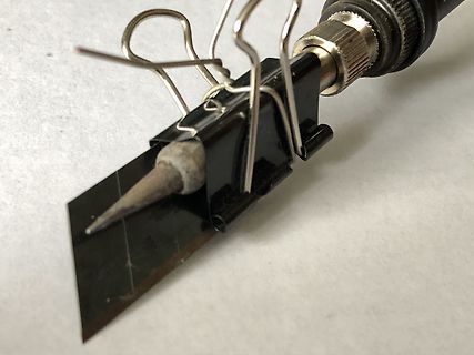Messspitze eines Oszilloskops mit Krokodilklemmen
