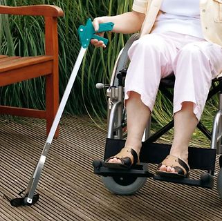 Person im Rollstuhl mit Greifarm