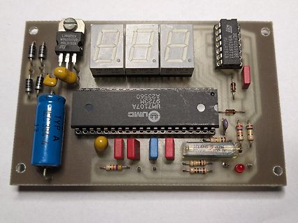 Bestückte Leiterplatte mit Mikrocontroller und 7-Segment-Anzeigen