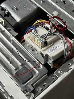 Verdrahtung eines Steuerungsmoduls in einem Metallgehäuse
