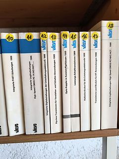 Reihe alter Fachbücher über Elektronik von Valvo