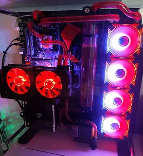 PC-Gehäuse mit Wasserkühlung und RGB-Beleuchtung