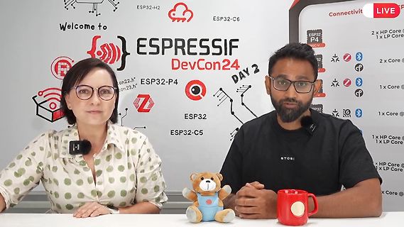 Zwei Personen vor Espressif DevCon24 Hintergrund