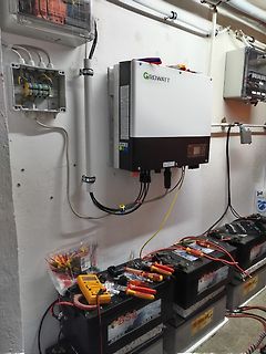 Photovoltaik-Wechselrichter mit Batteriebank und Messgerät