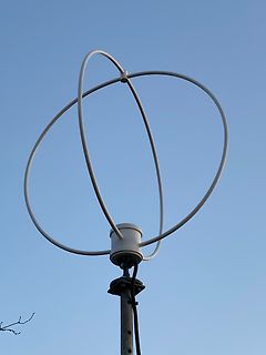 Antenne mit kreisförmigen Elementen vor blauem Himmel