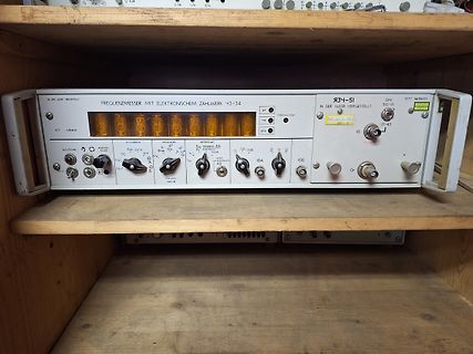Retro-Frequenzmesser mit Elektronenröhren