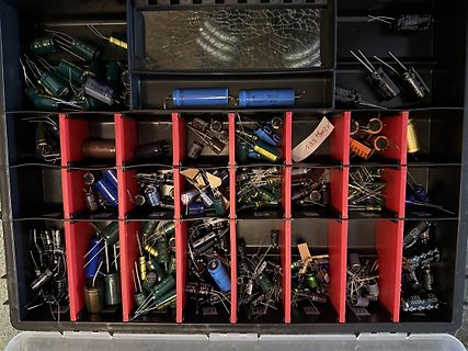 Sortimentsdose mit verschiedenen elektronischen Bauteilen