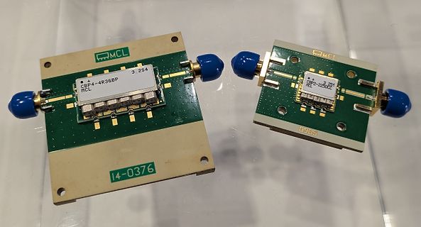 Zwei HF-Leiterplatten mit Mikrowellenmodulen