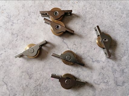 Fünf kleine Metallrollen oder Rollenlager