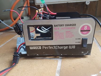 Geöffnetes Waeco PerfectCharge W8 Batterieladegerät