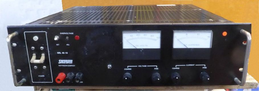 Labornetzteil mit Analoganzeigen