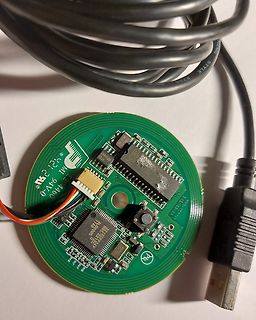 Runde Leiterplatte mit USB-Anschluss und Bauteilen