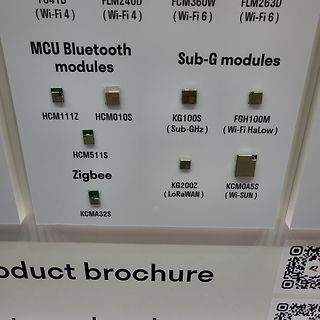 Übersicht verschiedener Funkmodule auf einer Präsentationstafel