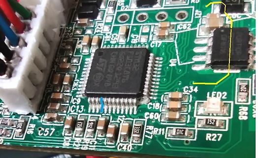Nahaufnahme einer bestückten Leiterplatte mit Mikrocontroller
