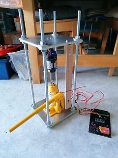 Mechanischer Aufbau mit Motor und Mikrocontroller-Board