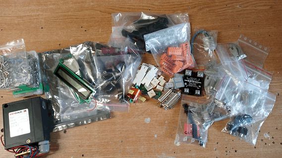 Verschiedene Elektronikbauteile in Plastikbeuteln auf Holztisch