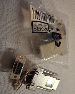 Serielle Schnittstellenstecker und Kabel in Plastikverpackung