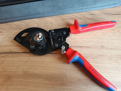 Knipex Kabelabschneider mit Kupferkabel