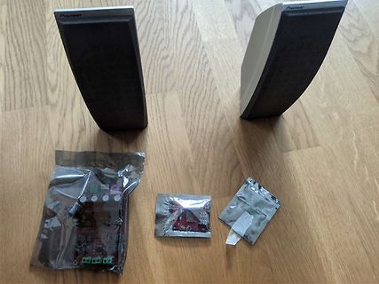 Pioneer Lautsprecher und Elektronikbauteile in Plastikverpackung