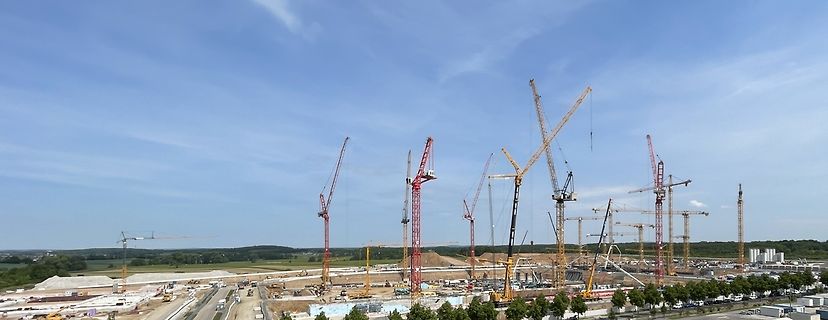 Baustelle mit mehreren Kränen