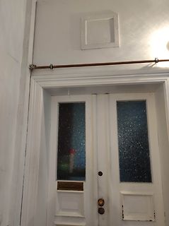 Weiße Tür mit Glaseinsätzen