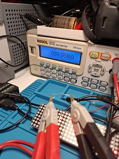 Digitalmultimeter misst Widerstand an Breadboard