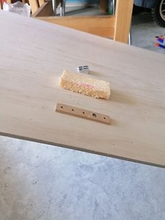 Schwamm und Holzleiste auf Tisch