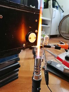 Experimenteller Aufbau mit Lichtbogen und Heißluftgebläse
