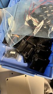Schwarze Kunststoffgehäuse und Kabel in Plastiktüte