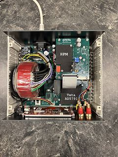 Innenansicht eines Netzteils in einem Metallgehäuse
