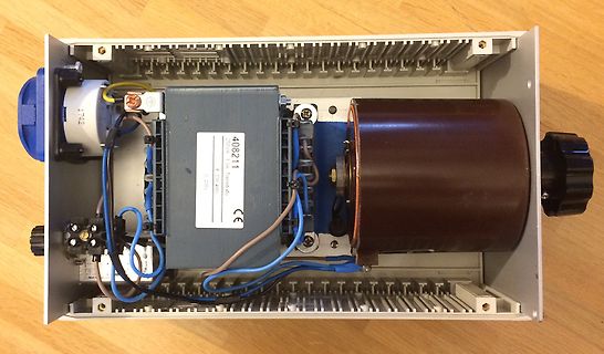 Innenansicht eines elektrischen Geräts mit Transformator und Motor