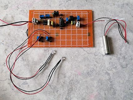 Aufbau auf Lochrasterplatine mit LEDs und Bauteilen